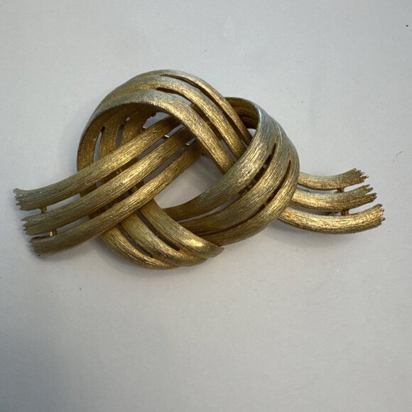 Vintage Signed LISNER Large Gold Tone Knot Brooch Pin EUC - Picture 1 of 3